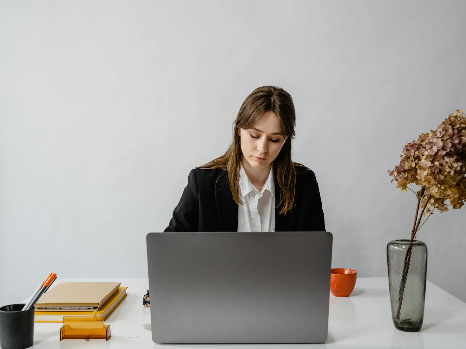 Консультант сверяет запрос кандидата по вакансии