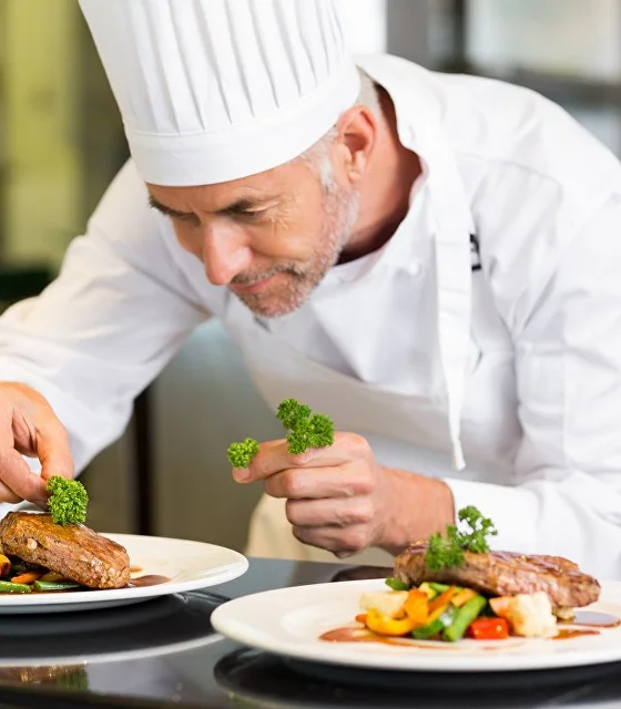 Повар сервирует блюдо